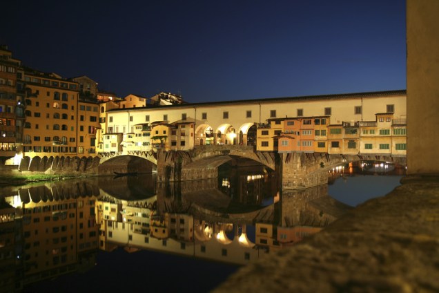 Construída em 1345, a Ponte Vecchio sobre o Rio Arno sobreviveu a inundações e bombardeios nazistas
