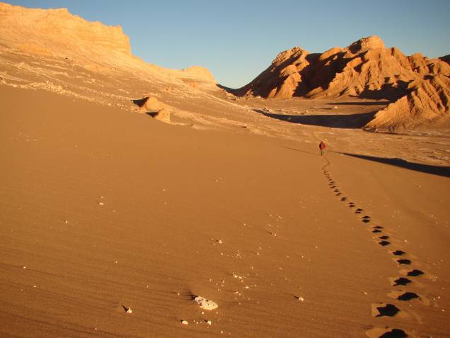 A caminhada pelo Valle de la Luna atravessa dunas em meio a um silêncio quase absoluto, cortado apenas pelo vento e pelos passos na areia