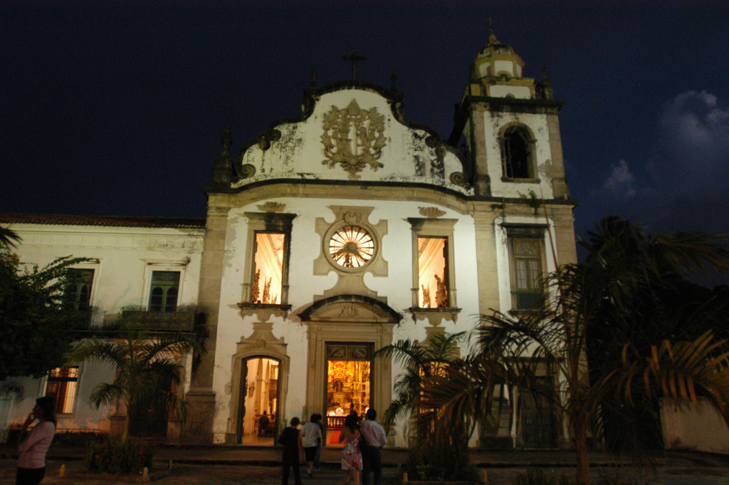 A Basílica de São Bento, de 1582, é a mais rica igreja de Olinda. Ostenta um altar de madeira entalhado em estilo barroco, revestido com 28 kg de ouro A Basílica de São Bento, de 1582, é a mais rica igreja de Olinda. Ostenta um altar de madeira entalhado em estilo barroco, revestido com 28 kg de ouro