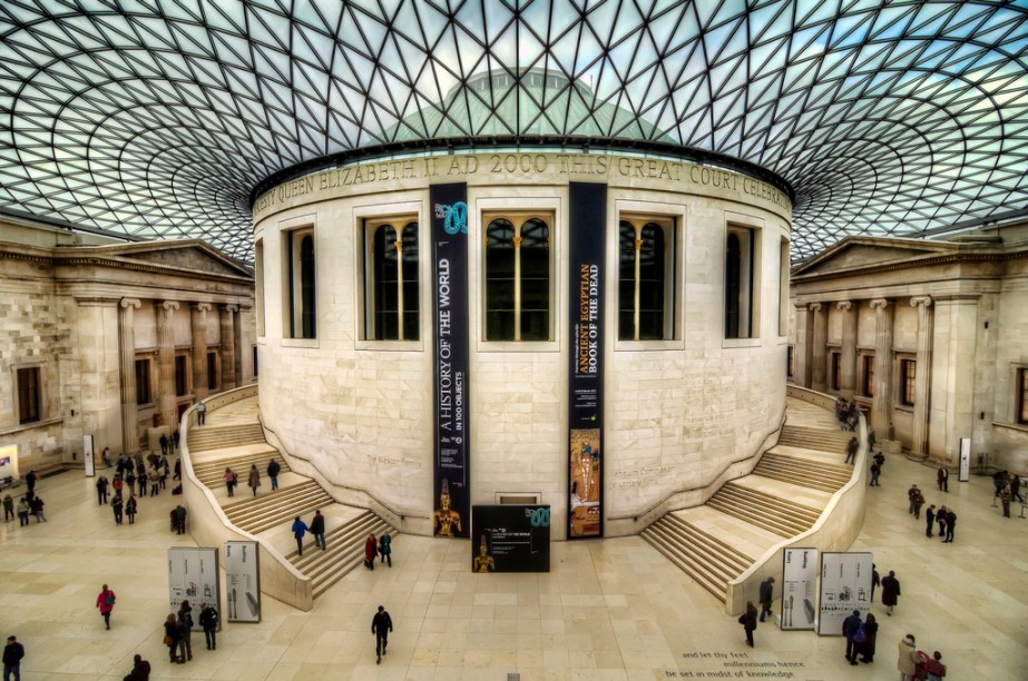 O antigo gabinete de leitura do <a href="https://viajeaqui.abril.com.br/estabelecimentos/reino-unido-londres-atracao-british-museum" rel="British Museum " target="_blank">British Museum </a>deu lugar a um amplo pátio coberto, projetado pelo escritório do arquiteto Norman Foster. Hoje o museu é gratuito ao público, assim como outras galerias de arte em Londres