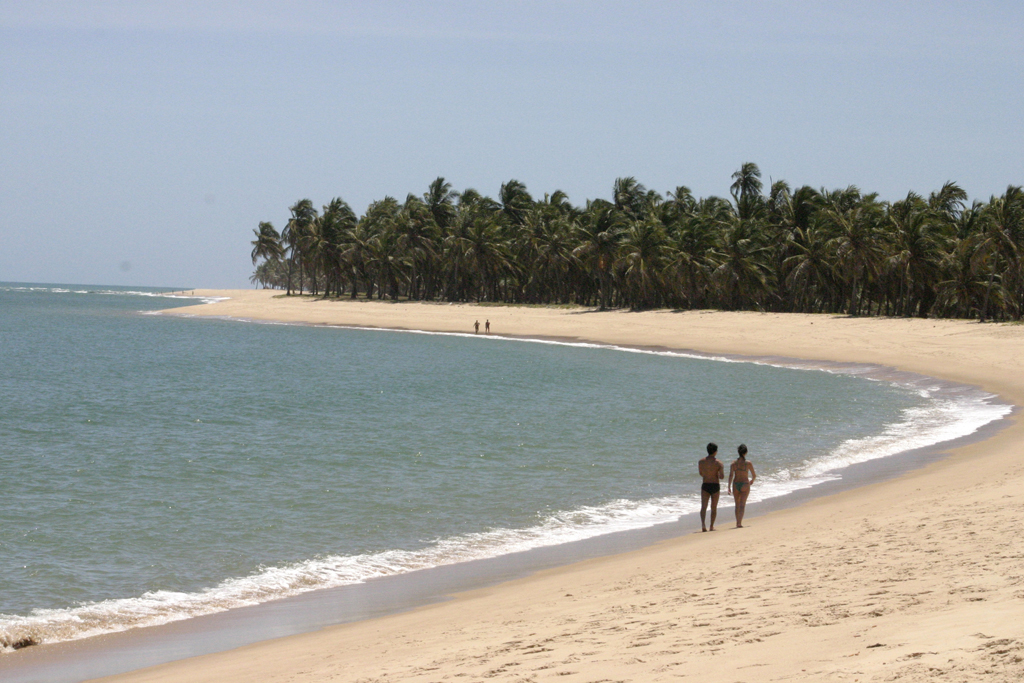 A Praia do Gunga é bem movimentada apesar do difícil acesso – não há sinalização na estrada. Quem busca mais sossego deve procurar as extremidades