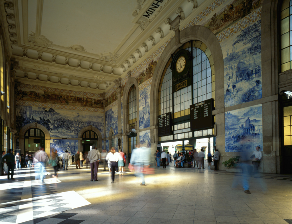 Erguida no local de um antigo convento, no inicio do século 20, a Estação de São Bento tem 20 mil azulejos que resumem a história de Portugal