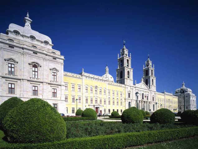 O Convento de Mafra foi uma das residências da família real no século 19. Sua fachada se estende por 220 metros