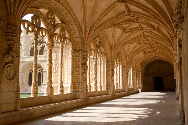 O claustro do Mosteiro dos Jerónimos é decorado com cruzes, símbolos da arte da navegação e animais exóticos. Na ala norte encontra-se o túmulo do poeta Fernando Pessoa