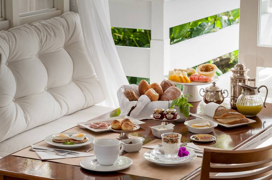 O café da manhã é sempre preparado na hora e tem uma variedade de pães, bolos e frios, granola caseira, frutas, sucos, água de coco, entre outros. Tudo servido no restaurante com as varandas e portas abertas para a mata atlântica