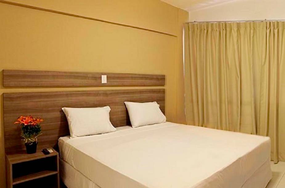 Apartamento Superior Casal: cama casal, TV LED 32”; cofre, Internet via cabo e Wi-Fi cortesia, frigobar, telefone, maleiro, banheiros com box em blindex