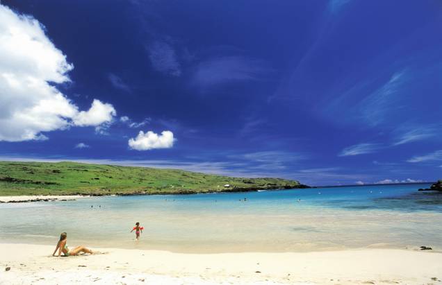 Com águas azul-turquesa, a Praia de Anakena é a mais famosa da Ilha. Segundo a lenda, os reis e suas famílias viviam no local