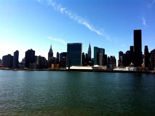 A vista da ilha de Manhattan a partir de Long Island City, no Queens