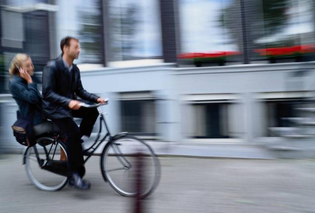 Por ser plana, Amsterdã tem ciclovias por toda parte e placas e semáforos exclusivos para bicicletas