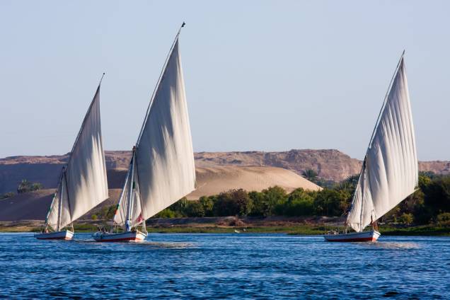 As feluccas, tradicionais embarcações de velas triangulares, são um dos passeios imperdíveis em Aswan
