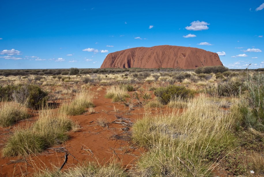 <strong>Parque Nacional de Uluru-Kata Tjuta </strong>                                                                                                    O vermelhão <a href="https://viajeaqui.abril.com.br/estabelecimentos/australia-outback-atracao-uluru" rel="Uluru" target="_blank">Uluru</a>, o maior monólito do mundo (foto), e a incrível formação rochosa Kata Tjuta são as principais atrações do parque, que esfrega na cara dos turistas que as condições selvagens enfrentadas pelos aborígenes merecem respeito