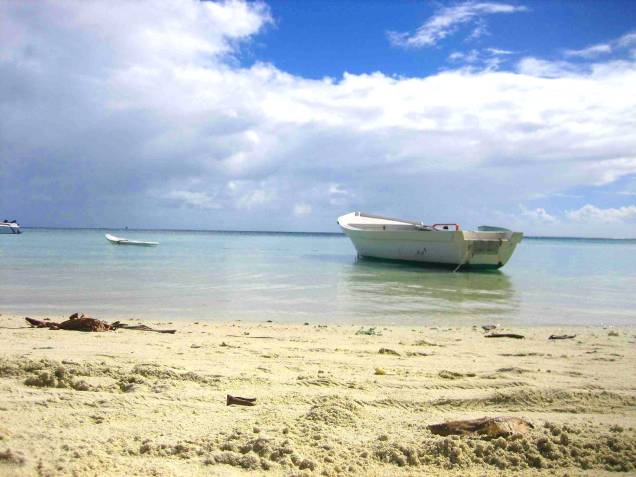 <strong><a href="https://tgkturismo.com.br" rel="TGK" target="_blank">TGK</a> </strong> <strong>O QUE ELA FAZ POR VOCÊ </strong> Alia conforto com diversas atividades. <strong>PACOTE </strong> A maioria dos resorts da ilha cuida da programação dos hóspedes sem nenhum custo. No <strong><a href="https://bit.ly/bch_cmb" rel="Trou aux Biches" target="_blank">Trou aux Biches</a></strong>, a prainha privativa, os bangalôs na mata, os seis restaurantes asiáticos e o Spa by Clarins cumprem a missão hedonista, enquanto os tours de catamarã, os mergulhos de snorkel, a scooter submarina, o windsurfe e outros passeios promovem as experiências. Seis noites saem por US$ 3 071. <strong><a href="https://tgkturismo.com.br" rel="TGK" target="_blank">TGK</a> </strong> <strong>O QUE ELA FAZ POR VOCÊ </strong> Alia conforto com diversas atividades. <strong>PACOTE </strong> A maioria dos resorts da ilha cuida da programação dos hóspedes sem nenhum custo. No <strong><a href="https://bit.ly/bch_cmb" rel="Trou aux Biches" target="_blank">Trou aux Biches</a></strong>, a prainha privativa, os bangalôs na mata, os seis restaurantes asiáticos e o Spa by Clarins cumprem a missão hedonista, enquanto os tours de catamarã, os mergulhos de snorkel, a scooter submarina, o windsurfe e outros passeios promovem as experiências. Seis noites saem por US$ 3 071.
