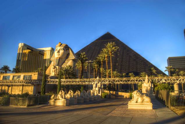 <strong>Luxor Hotel, <a href="http://viajeaqui.abril.com.br/cidades/estados-unidos-las-vegas" rel="Las Vegas" target="_self">Las Vegas</a></strong>O projeto temático, de motivos egípcios, encanta os visitantes. Sua capacidade é a terceira maior do mundo, com 4.400 quartos
