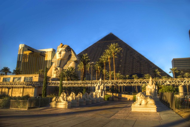 <strong>Luxor Hotel, <a href="https://viajeaqui.abril.com.br/cidades/estados-unidos-las-vegas" rel="Las Vegas" target="_self">Las Vegas</a></strong>O projeto temático, de motivos egípcios, encanta os visitantes. Sua capacidade é a terceira maior do mundo, com 4.400 quartos