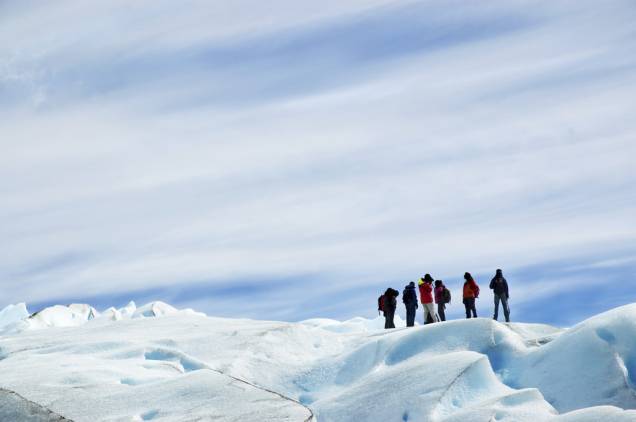 Depois de caminhar na superfície da Geleira Perito Moreno, os visitantes fazem um brinde coletivo com uísque – e usando gelo do próprio glaciar