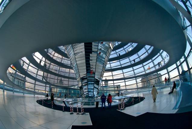 A cúpula de vidro do Reichstag, atual sede do Parlamento Alemão