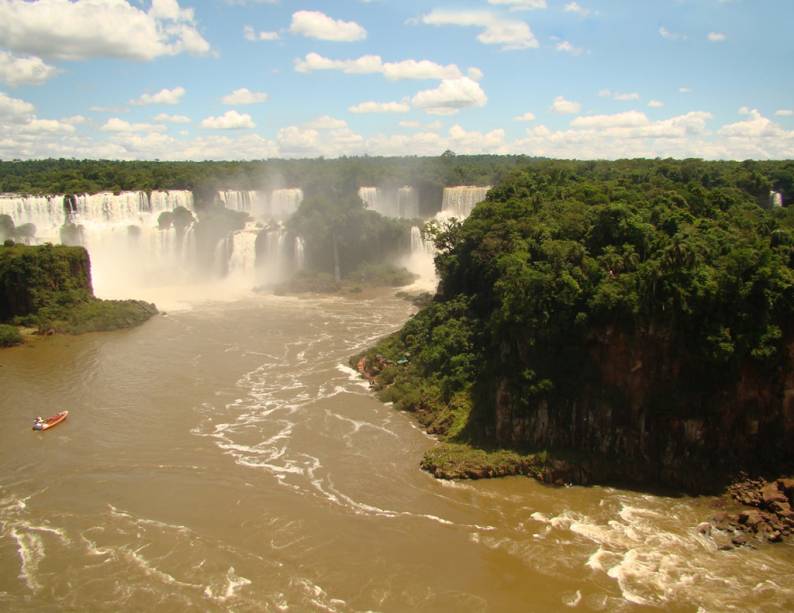 Do lado argentino das Cataratas, o visitante tem acesso às passarelas superior e inferior e à Ilha San Martin