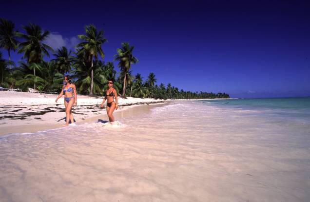 Sem o agito de outras praias, a tranquilidade da ilha convida a uma caminhada à beira-mar. Há um limite do número de pessoas que podem visitar a ilha Sem o agito de outras praias, a tranquilidade da ilha convida a uma caminhada à beira-mar. Há um limite do número de pessoas que podem visitar a ilha