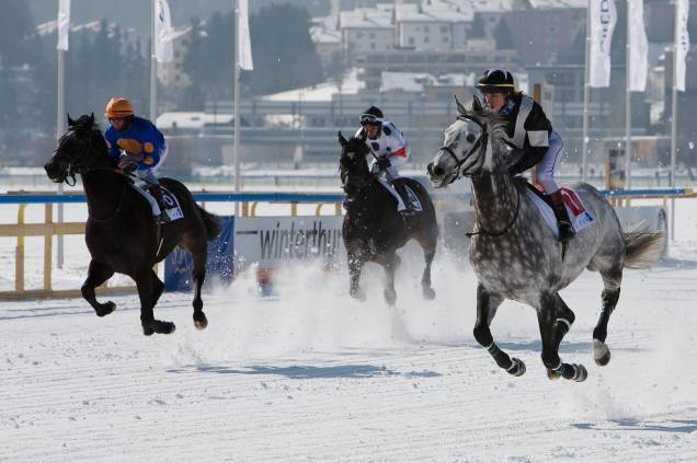 Corrida de cavalos na neve: uma das atrações de St. Moritz