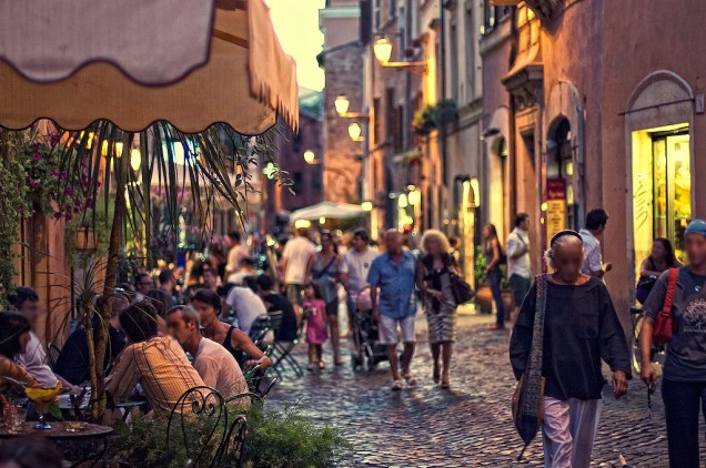 Turistas passeiam por rua movimentada do Trastevere; uma opção de programa é esquecer o mapa por alguns momentos e andar a esmo pelo bairro