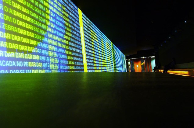 Um enorme corredor com telão de LED mostra vídeos e textos em homenagem à língua portuguesa