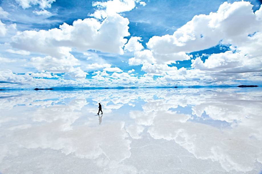 Já que os desertos costumam proporcionar experiências místicas – ou quase – aos seus visitantes, o <a href="https://viajeaqui.abril.com.br/cidades/bolivia-uyuni" target="_blank">Salar de Uyuni</a>, na <a href="https://viajeaqui.abril.com.br/paises/bolivia" target="_blank">Bolívia</a>, vai logo pras cabeças. No período chuvoso do verão, leva os viajantes ao paraíso. Saturada por centímetros de água, a maior planície de sal do mundo reflete as nuvens – e céu e chão parecem uma coisa só. Considerando a altitude do lugar (são uns 3 650 metros), é a experiência mais próxima do celestial a que um pobre e pecador turista pode chegar. Às vezes, o efeito desnorteante do espelho-d’água ainda vem com um bônus: dá pra ver flamingos passeando por ali