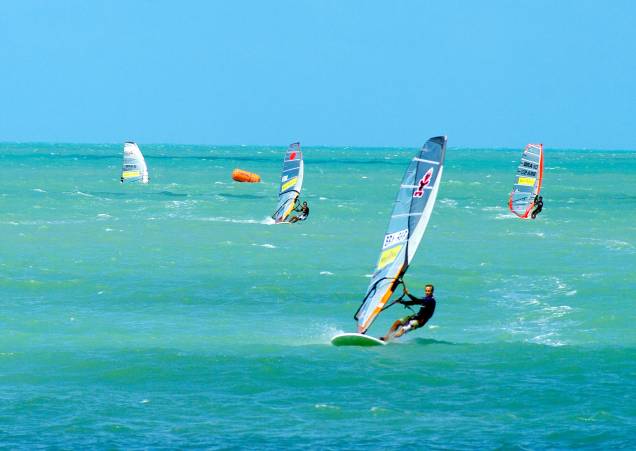Praticantes de windsurf aproveitando os ventos generosos da cidade