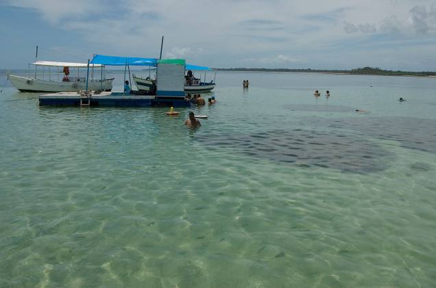 Barcos levam visitantes para mergulhar nas piscinas naturais na Praia Moreré Barcos levam visitantes para mergulhar nas piscinas naturais na Praia Moreré