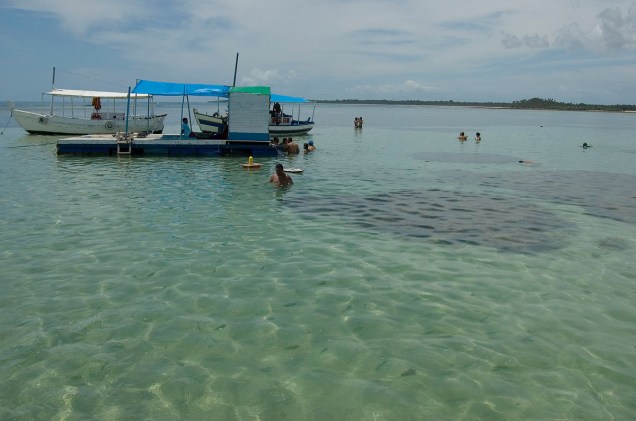 Barcos levam visitantes para mergulhar nas piscinas naturais na Praia Moreré
