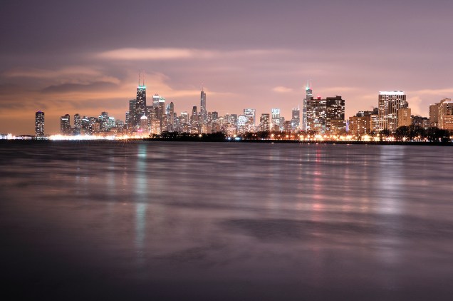 <strong>7º Lugar: <a href="https://viajeaqui.abril.com.br/cidades/estados-unidos-chicago" rel="Chicago, EUA" target="_blank">Chicago, EUA</a></strong>A cidade dos ventos se transforma ao anoitecer e mostra sua face iluminada<a href="https://www.booking.com/city/us/chicago.pt-br.html?aid=332455&label=viagemabril-skylines" rel="Veja hotéis em Chicago no booking.com" target="_blank"><em>Veja hotéis em Chicago no booking.com</em></a>