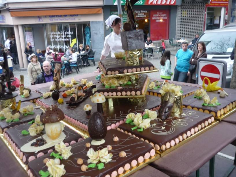 <strong>Fête du Chocolat - Mons, Bélgica</strong><br />  <br />  Tal como histórias em quadrinhos e cervejas, o chocolate também é uma paixão dos belgas, com marcas renomadas como Côte<em> </em>d’Or, Guylian e Leonidas. A pequena Mons, na Valônia, <a href="https://viajeaqui.abril.com.br/paises/belgica" rel="Bélgica" target="_blank">Bélgica</a>, não é diferente, organizando anualmente a <strong><em>Fête du Chocolat</em></strong> (Festa do Chocolate), sempre em março. Além de demonstrações e degustações de chefs profissionais e amadores, a agenda é marcada por shows e, é claro, a venda de produtos locais.    Para quem quiser aproveitar a viagem, Mons é um destino perfeito para férias tranquilas, longe do agito das grandes cidades. Passeios por campos bucólicos ou visitas guiadas à cadeia de montanhas <strong>Chaîne des Terrils</strong> são programas populares. Vale a pena também uma visita à <strong>Maison Van Gogh</strong>, onde o pintor holandês viveu de 1879 a 1880.    <strong>Quando</strong>: Março    <strong>Onde</strong>: nas ruas das cidade    <strong>Informações</strong>: <a href="https://www.mons.be" rel="www.mons.be" target="_blank">www.mons.be</a>