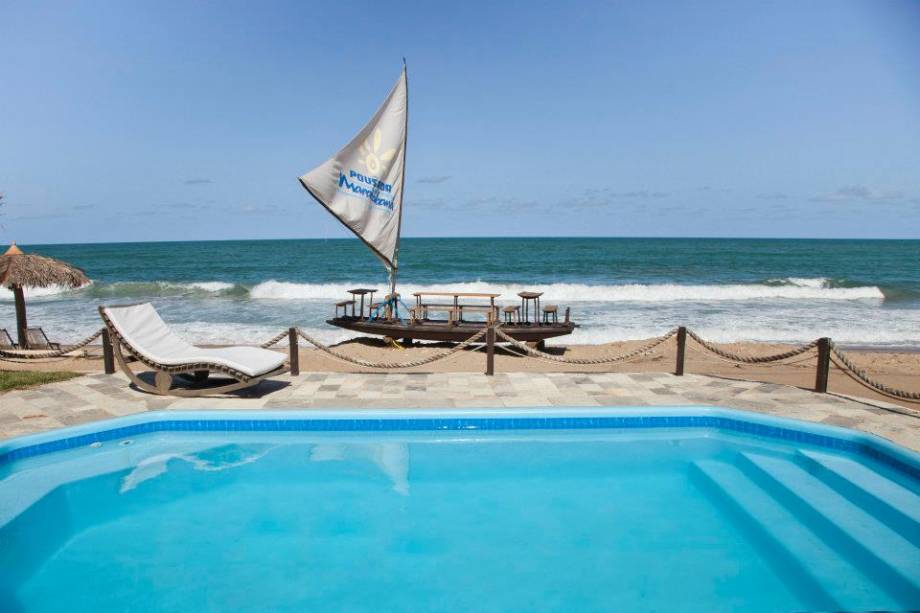 Uma das piscinas da Pousada Maracabana, em Porto de Galinhas, tem vista para o mar