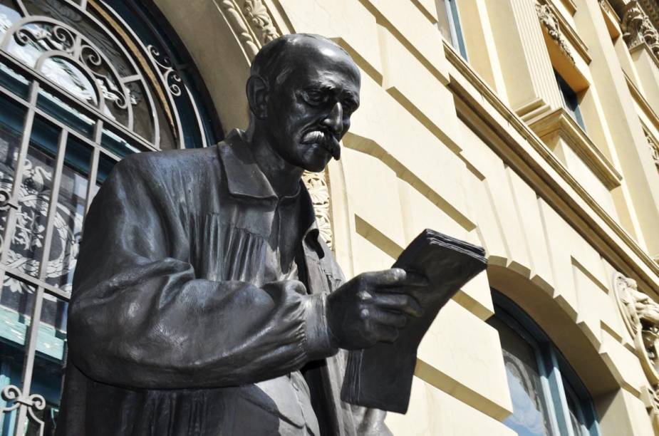 Entre as obras do acervo, estão livros que pertenceram à família real, na época do Brasil Colônia