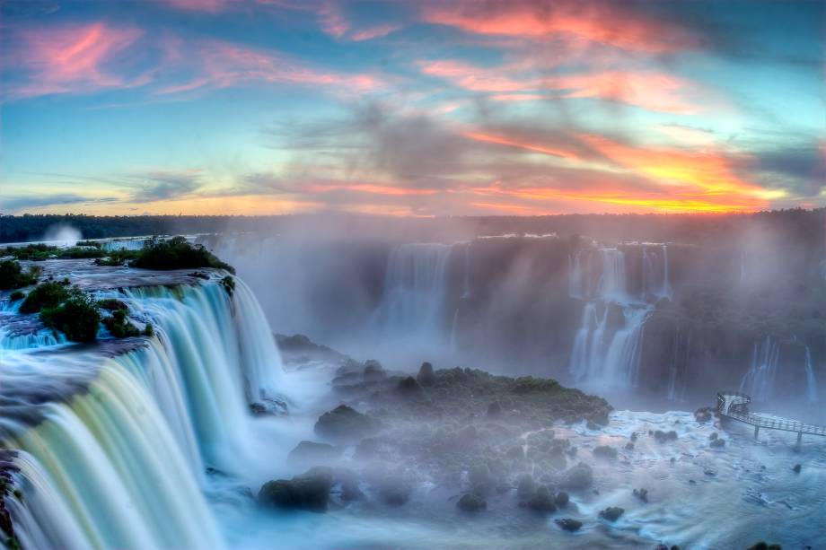 As Cataratas do Iguaçu são uma das <a href="http://viajeaqui.abril.com.br/materias/noticias-cataratas-do-iguacu-e-amazonia-concorrem-na-votacao-pelas-sete-novas-maravilhas-naturais-do-mundo" rel="Sete Novas Maravilhas da Natureza" target="_blank">Sete Novas Maravilhas da Natureza</a> e um dos cartões postais mais famosos do Brasil. Com 275 quedas possui o título de maior queda d’água em volume do mundo.
