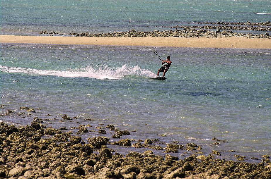 Com bons ventos e poucas ondas, a <a href="https://viajeaqui.abril.com.br/estabelecimentos/br-pi-barra-grande-atracao-barra-grande" rel="praia Barra Grande" target="_blank">praia Barra Grande</a> é um paraíso para quem pratica esportes como kitesurfe e windsurfe