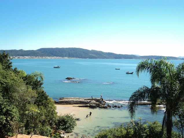 Por ser o ponto de partida de barcos de mergulho, Lagoinha também é conhecida como Praia do Trapiche