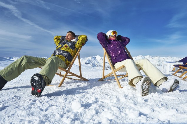 O après-ski: relaxadão, na neve, como se fosse praia; na foto, dois praticantes do esqui descansam no resort em <a href="https://viajeaqui.abril.com.br/materias/courchevel-conheca-a-vila-criada-para-ser-um-resort-de-esqui" rel="Courchevel" target="_blank">Courchevel</a>, nos <a href="https://viajeaqui.abril.com.br/cidades/franca-alpes-franceses" rel="Alpes Franceses" target="_blank">Alpes Franceses</a>