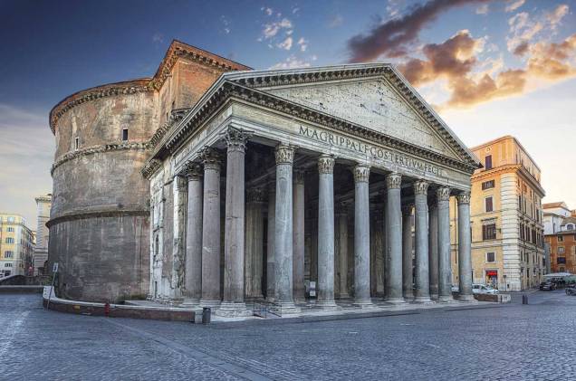 No Panteão romano, 16 colunas coríntias (cada uma é um bloco de pedra maciço) sustentam a entrada para o templo