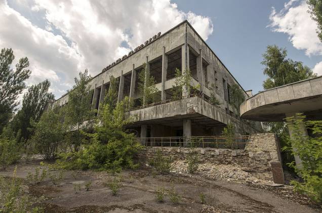 Prédio de centro comercial em Pripyat, cidade próxima a Chernobyl