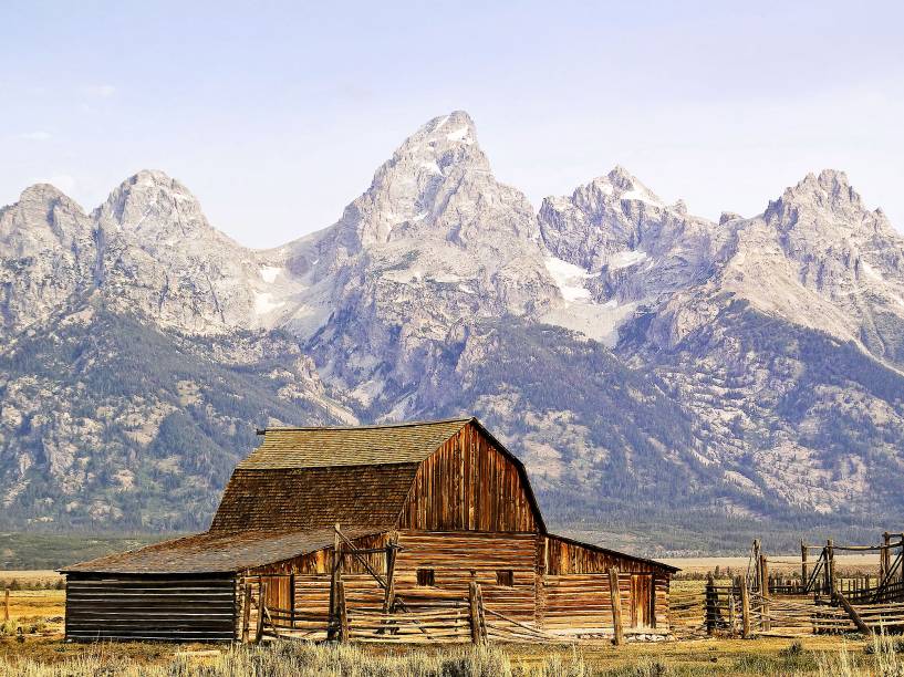 Logo abaixo das montanhas, um celeiro compete pela vista de Jackson Hole