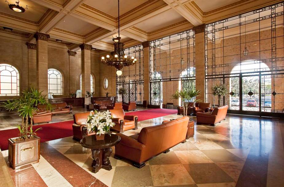 A decoração neoclássica do <a href="https://viajeaqui.abril.com.br/estabelecimentos/br-mg-araxa-hospedagem-taua-grande-hotel-termas-convention-araxa" rel="hotel" target="_blank">hotel</a> contrasta com o revestimento rústico de barro avermelhado das paredes 