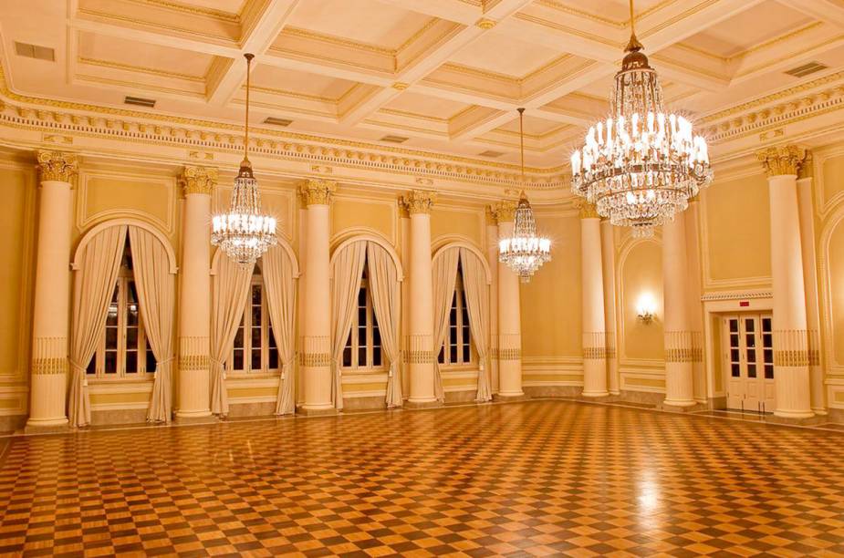 O <a href="https://viajeaqui.abril.com.br/estabelecimentos/br-mg-araxa-hospedagem-taua-grande-hotel-termas-convention-araxa" rel="Tauá Grande Hotel Termas & Convention Araxá" target="_blank">Tauá Grande Hotel Termas & Convention Araxá</a> tem áreas amplas para convenções e eventos de negócios