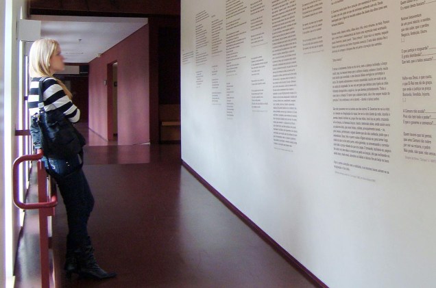 No fim da exposição permanente, um corredor cheio de poesias de escritores renomados da língua portuguesa podem ser lidos