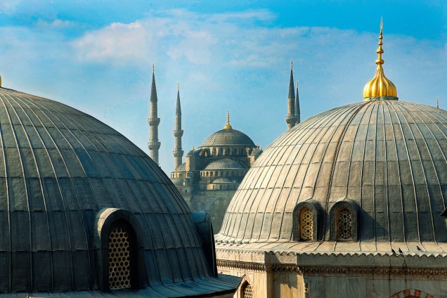 <strong>2. Istambul, Turquia </strong>Foi a cidade mais rica e poderosa da cristandade, quando ainda se chamava Bizâncio. Vestígio imponente desse passado é a Basílica Aya Sofy, concluída em 537. Séculos depois, quando a cidade ganhou o nome atual, sob domínio otomano, a igreja virou mesquita. Nesse período, foi erguida a Mesquita Azul, outro ícone sagrado