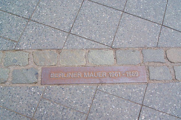 As ruas da cidade de Berlim são marcadas por sinais que indicam onde passava o muro