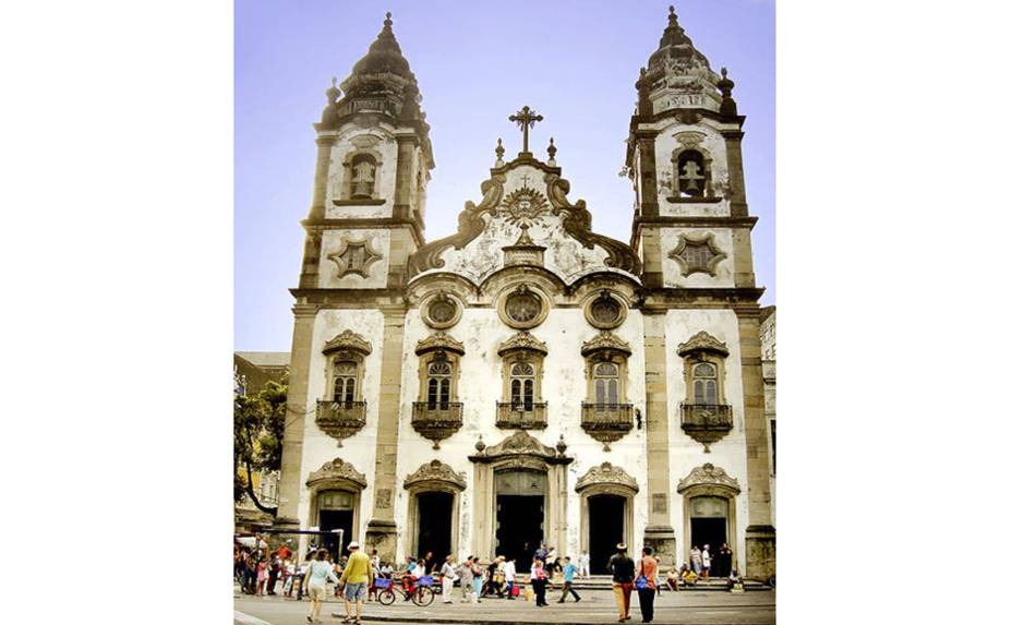 <strong><a href="https://viajeaqui.abril.com.br/estabelecimentos/br-pe-recife-atracao-santissimo-sacramento-matriz-de-santo-antonio" rel="Igreja do Santíssimo Sacramento (Matriz de Santo Antônio)">Igreja do Santíssimo Sacramento (Matriz de Santo Antônio)</a>:</strong> erguida em 1790 em estilo barroco, tem 12 sacadas e altares com talhas douradas. É uma das igrejas mais charmosas de Recife - Praça da Independência (Santo Antônio), de segunda a sexta-feira, das 07h às 12h e 14h às 18h <strong><a href="https://viajeaqui.abril.com.br/estabelecimentos/br-pe-recife-atracao-santissimo-sacramento-matriz-de-santo-antonio" rel="Igreja do Santíssimo Sacramento (Matriz de Santo Antônio)">Igreja do Santíssimo Sacramento (Matriz de Santo Antônio)</a>:</strong> erguida em 1790 em estilo barroco, tem 12 sacadas e altares com talhas douradas. É uma das igrejas mais charmosas de Recife - Praça da Independência (Santo Antônio), de segunda a sexta-feira, das 07h às 12h e 14h às 18h