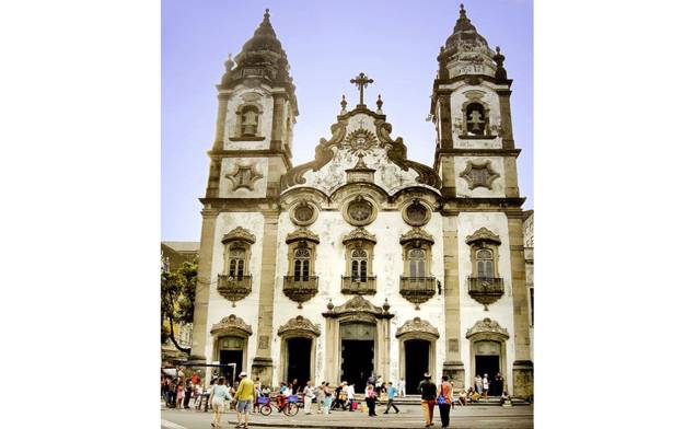 <strong><a href="https://viajeaqui.abril.com.br/estabelecimentos/br-pe-recife-atracao-santissimo-sacramento-matriz-de-santo-antonio" rel="Igreja do Santíssimo Sacramento (Matriz de Santo Antônio)">Igreja do Santíssimo Sacramento (Matriz de Santo Antônio)</a>:</strong> erguida em 1790 em estilo barroco, tem 12 sacadas e altares com talhas douradas. É uma das igrejas mais charmosas de Recife - Praça da Independência (Santo Antônio), de segunda a sexta-feira, das 07h às 12h e 14h às 18h <strong><a href="https://viajeaqui.abril.com.br/estabelecimentos/br-pe-recife-atracao-santissimo-sacramento-matriz-de-santo-antonio" rel="Igreja do Santíssimo Sacramento (Matriz de Santo Antônio)">Igreja do Santíssimo Sacramento (Matriz de Santo Antônio)</a>:</strong> erguida em 1790 em estilo barroco, tem 12 sacadas e altares com talhas douradas. É uma das igrejas mais charmosas de Recife - Praça da Independência (Santo Antônio), de segunda a sexta-feira, das 07h às 12h e 14h às 18h