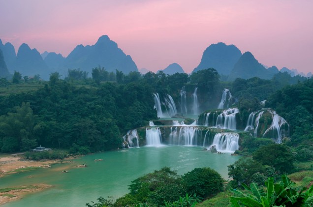 As Cataratas de Detian ficam na fronteira da China com o Vietnã