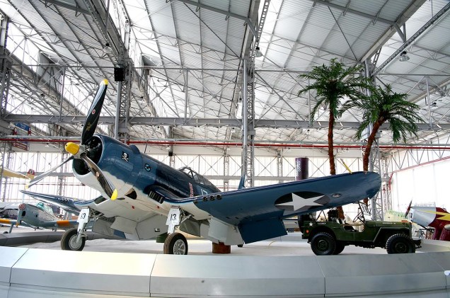 O modelo Vought F4U-1 Corsair voou pela primeira vez em 1940; o avião foi usado pelos Estados Unidos na Segunda Guerra Mundial e na Guerra da Coréia