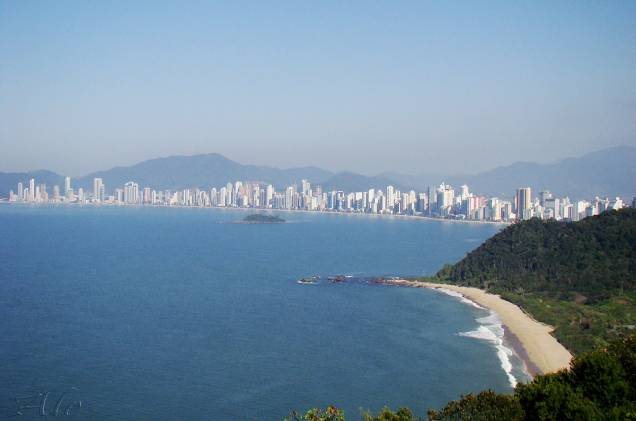 <strong><a href="https://viajeaqui.abril.com.br/cidades/br-sc-balneario-camboriu" rel="BALNEÁRIO CAMBORIÚ " target="_blank">BALNEÁRIO CAMBORIÚ</a></strong>Além dos preços de baixa temporada, o litoral de <a href="https://viajeaqui.abril.com.br/estados/br-santa-catarina" rel="Santa Catarina" target="_blank">Santa Catarina</a> tem dias ensolarados e praias tranquilas entre abril e maio. Para curtir Balneário Camboriú (foto) sem a lotação do verão e dos feriadões, este pacote reserva três noites no <a href="https://www.parnasohotel.com.br/" rel="Parnaso" target="_blank">Parnaso</a>, duas-estrelas a 5 minutos da praia.<strong>QUANDO:</strong> 24 de abril<strong>QUEM LEVA:</strong> A <a href="https://www.visualturismo.com.br/" rel="Visual" target="_blank">Visual</a><strong>QUANTO:</strong> R$ 712 <strong><a href="https://viajeaqui.abril.com.br/cidades/br-sc-balneario-camboriu" rel="BALNEÁRIO CAMBORIÚ " target="_blank">BALNEÁRIO CAMBORIÚ</a></strong>Além dos preços de baixa temporada, o litoral de <a href="https://viajeaqui.abril.com.br/estados/br-santa-catarina" rel="Santa Catarina" target="_blank">Santa Catarina</a> tem dias ensolarados e praias tranquilas entre abril e maio. Para curtir Balneário Camboriú (foto) sem a lotação do verão e dos feriadões, este pacote reserva três noites no <a href="https://www.parnasohotel.com.br/" rel="Parnaso" target="_blank">Parnaso</a>, duas-estrelas a 5 minutos da praia.<strong>QUANDO:</strong> 24 de abril<strong>QUEM LEVA:</strong> A <a href="https://www.visualturismo.com.br/" rel="Visual" target="_blank">Visual</a><strong>QUANTO:</strong> R$ 712